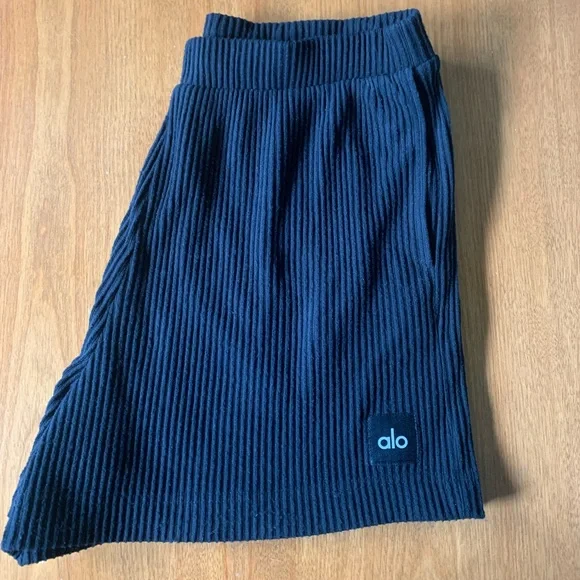 ALO Yoga Women's Black Ribbed Athletic Shorts - Picture 3 of 6